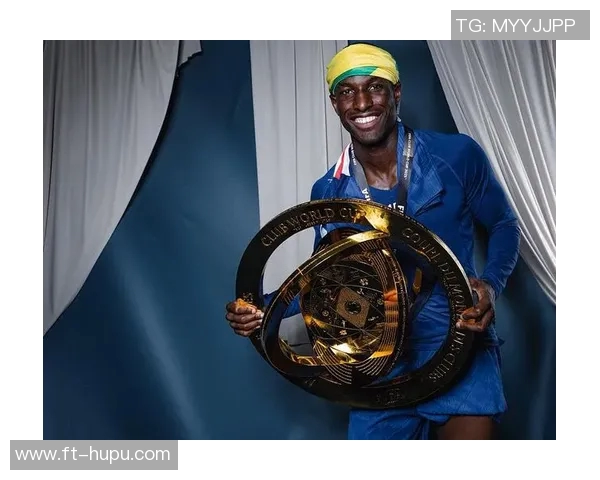 罗马诺：因为雅克松的情况，拜仁关窗前确实给安东尼打了电话——一场传闻生态的深度解码